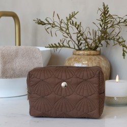 Tolaettveske quiltet skjellmønster 15x20x8cm kaffefarget